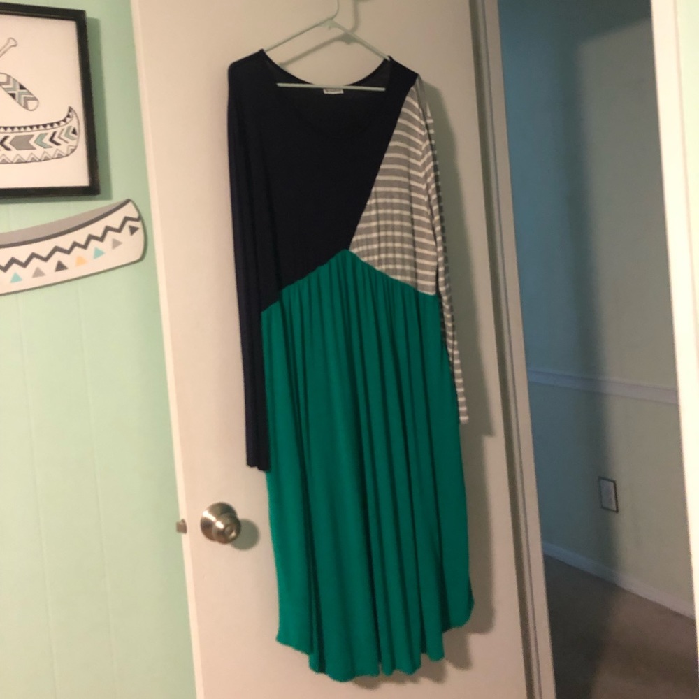 Women’s plus size 18W relaxed fit dress❣️.  Very cute, worn once
